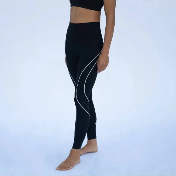 Laird High-Waist Sculpting Leggings in Black 🖤 - Picture 2 of 15